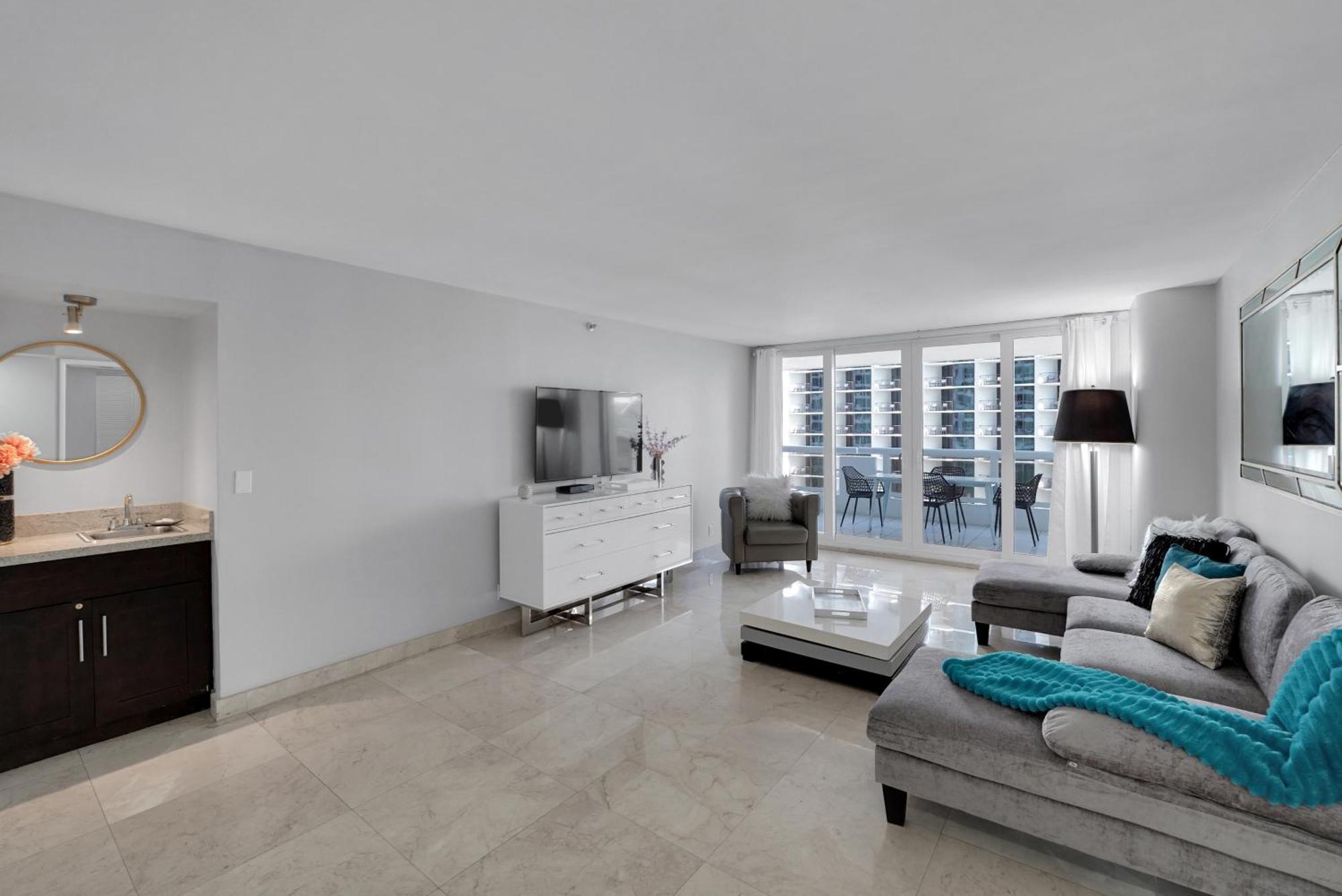 Hello Gorgeous! Water & Skyline Views! Apartment