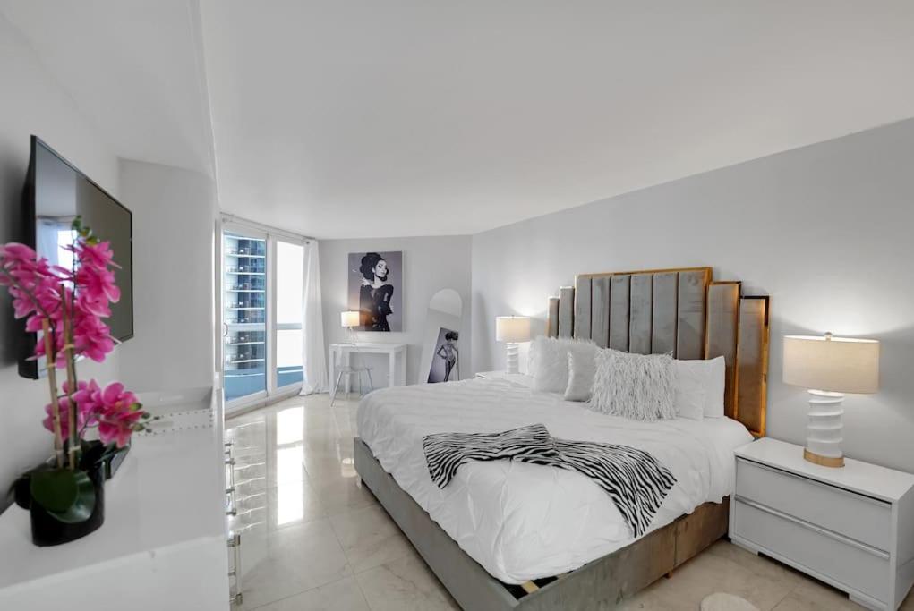 Apartment Hello Gorgeous! Water & Skyline Views! *