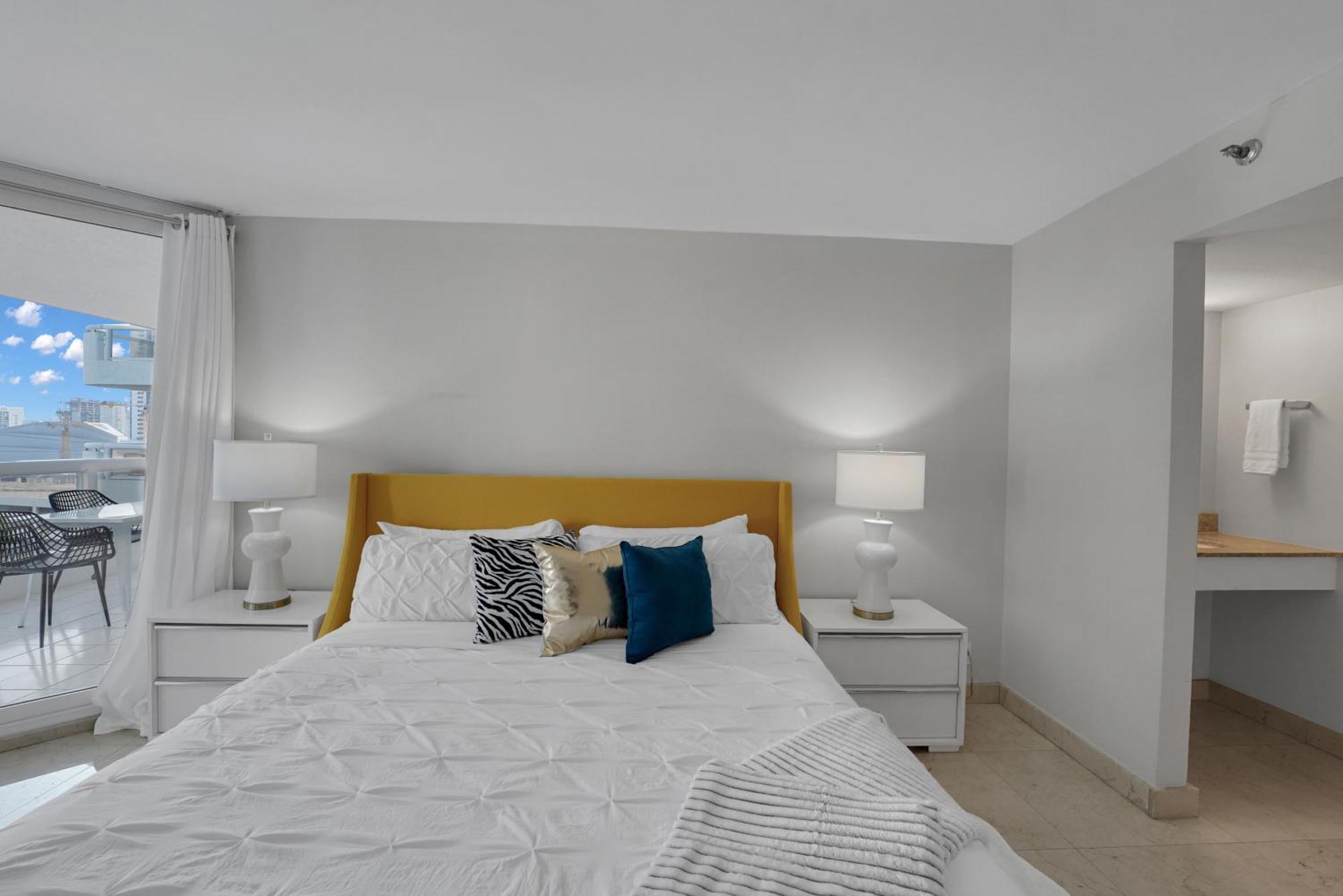 Hello Gorgeous! Water & Skyline Views! Apartment