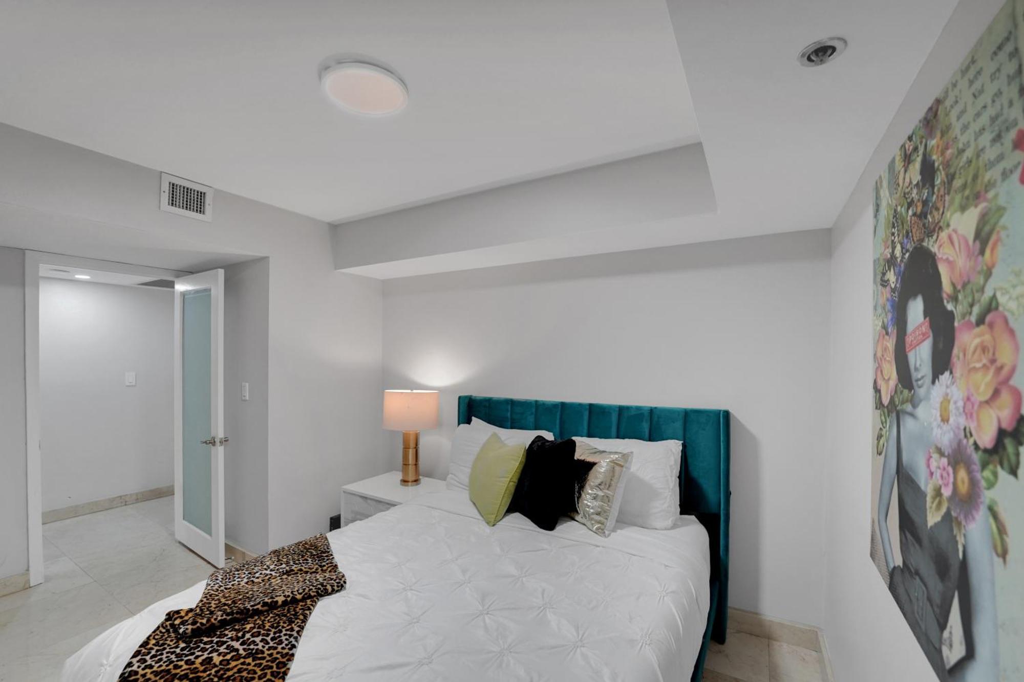 Hello Gorgeous! Water & Skyline Views! Apartment