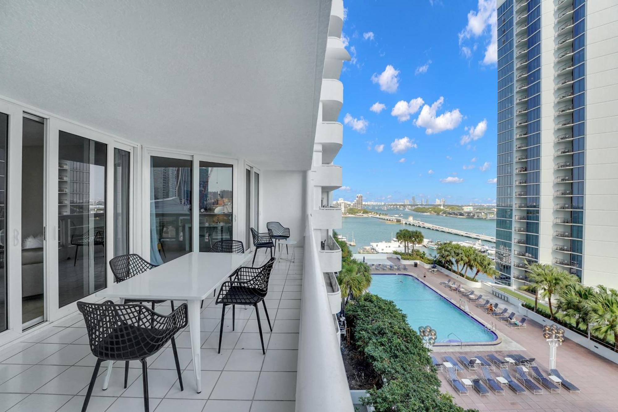 Hello Gorgeous! Water & Skyline Views! *